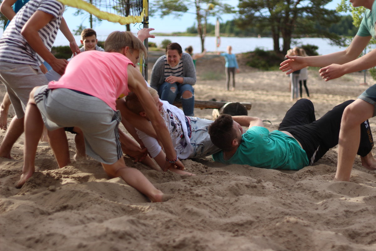 Ungdomar leker i sanden vid Pörkenäs.