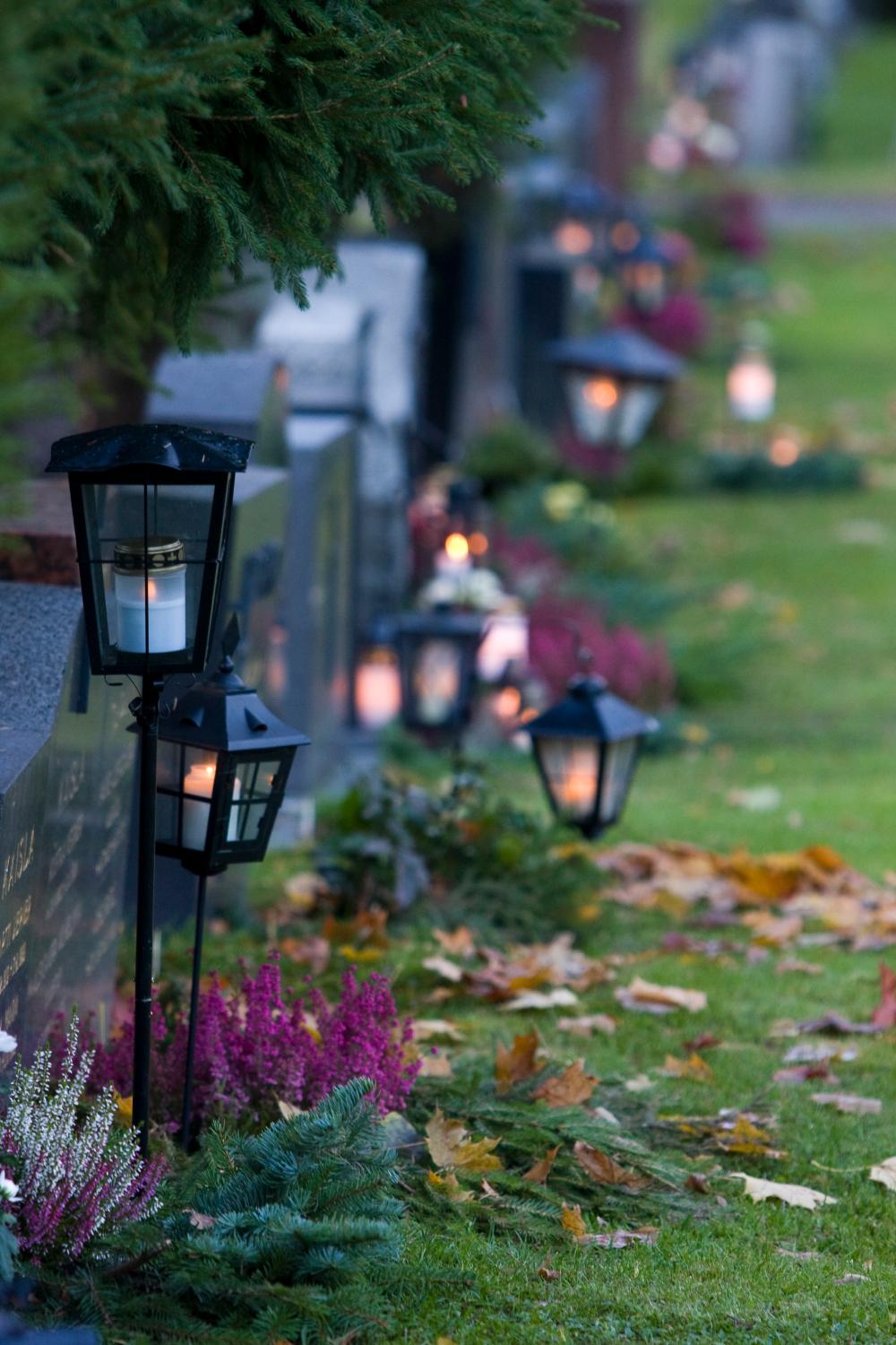 Ljus brinner på gravarna vid gravgården. Bilden: Kyrkans bibdbank. Fotograf: Timo Jakonen.